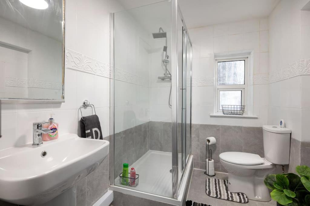 2A - Bright & Airy 2 Bed Flat - 20 Mins To Central London Bagian luar foto